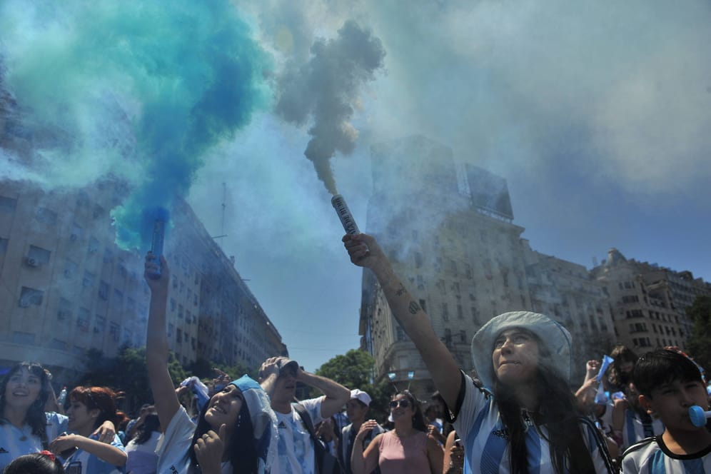 Fußballfans in Buenos Aires: Fast unbeschreiblich sind die Emotionen, die das Finale bei den Menschenmassen auslöste.