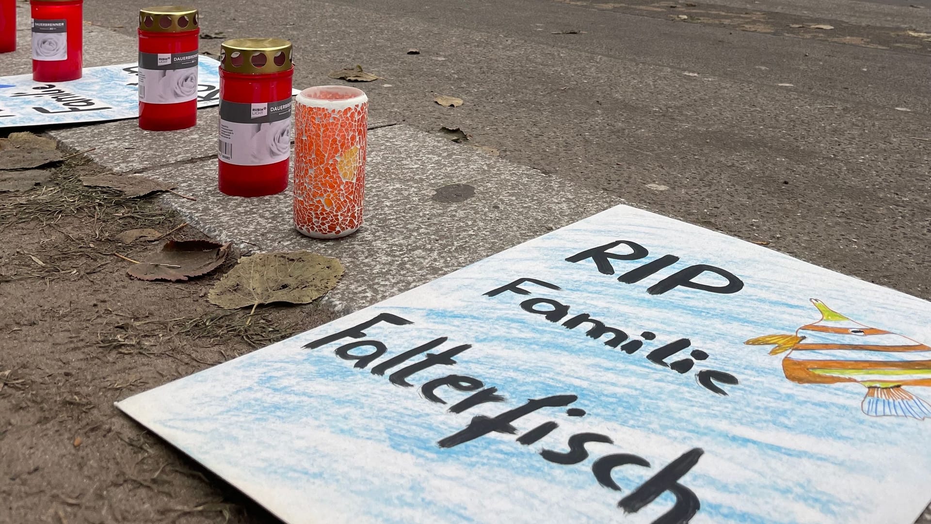 Demonstration am Ort der Tragödie: Tierschützer hielten eine Mahnwache für die toten Fische ab.