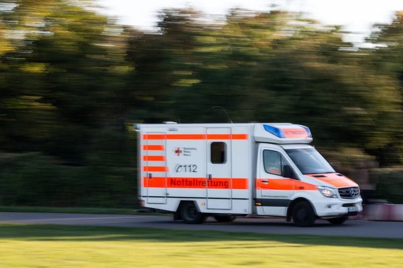 Ein Krankenwagen im Einsatz (Symbolfoto): Die Seniorin kam in eine Klinik.