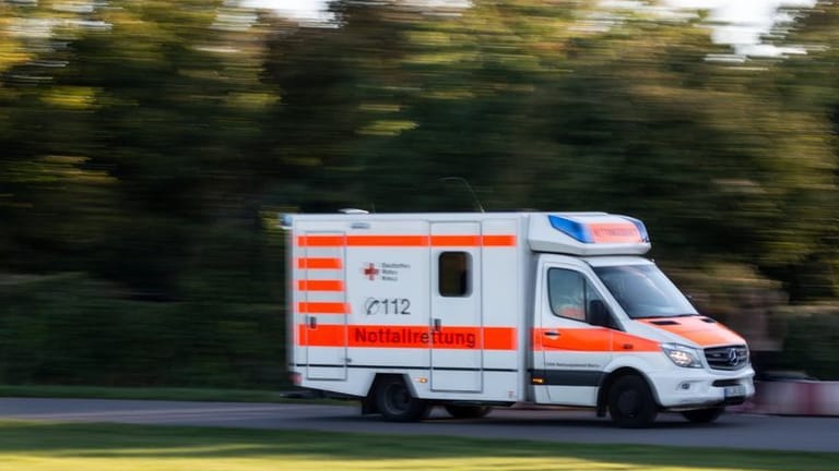 Ein Krankenwagen im Einsatz (Symbolfoto): Die Seniorin kam in eine Klinik.
