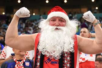 Ein Weihnachtsmann bei der Weltmeisterschaft in Katar.