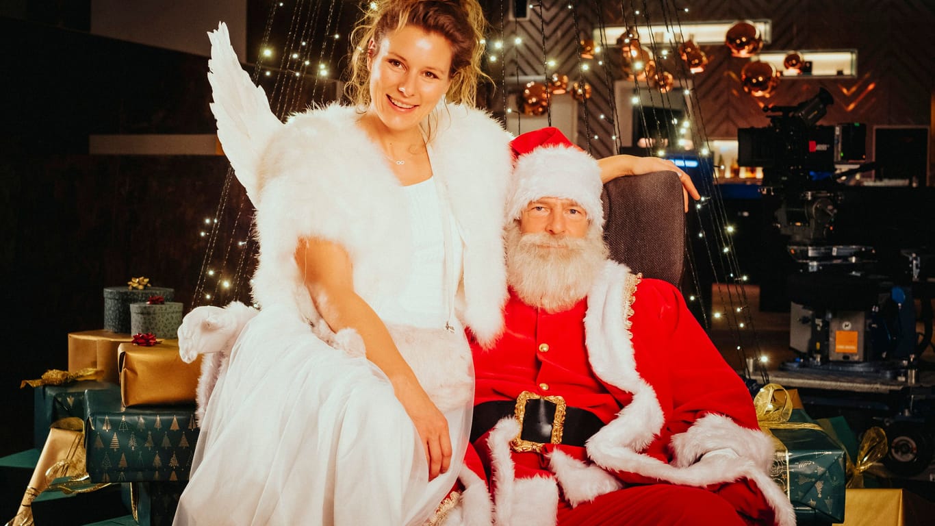 "Wenn das fünfte Lichtlein brennt": Flughafen-Weihnachtsmann Thorsten (Henning Baum) und seine Christkindkollegin (Xenia Tiling).