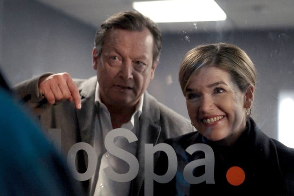 Der WDR/ARD-Kurzfilm "Kurzschluss: Am Silvesterabend werden Bettina (Anke Engelke) und Martin (Matthias Brandt) gemeinsam in einer Bankfiliale eingeschlossen.
