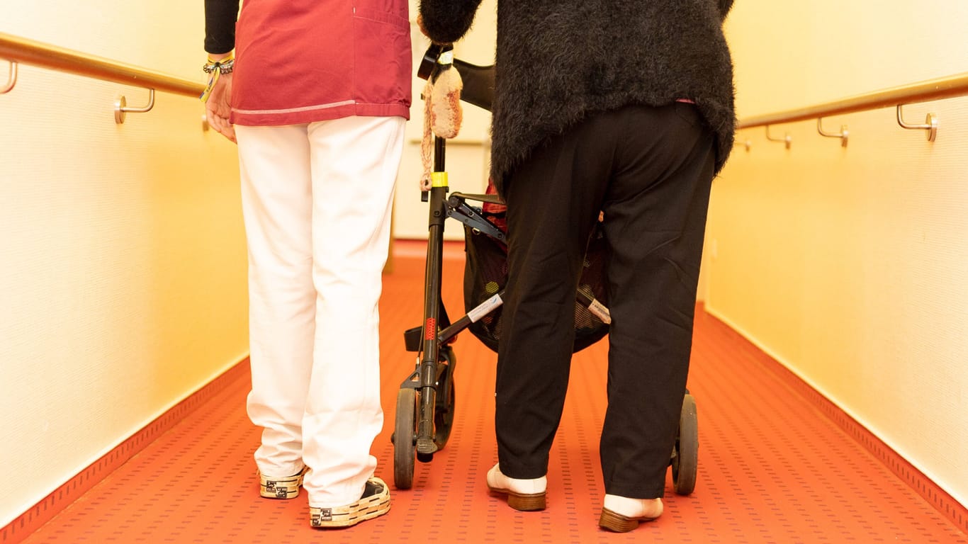 Eine Pflegerin begleitet eine Bewohnerin in einem Altenheim (Symbolfoto): Anfang 2023 soll es eine Infoveranstaltung vor Ort geben.