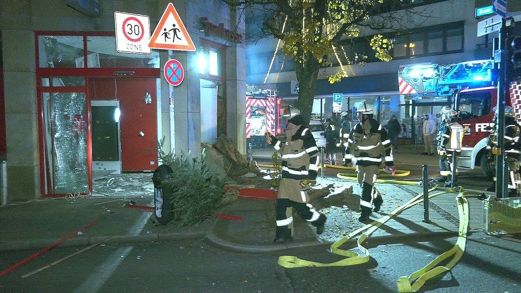 Einsatzkräfte der Feuerwehr nach der Sprengung der Sparkasse in Essen-Kray: Der Eingangsbereich wurde komplett zerstört. Einsatzkräfte der Feuerwehr nach der Sprengung der Sparkasse in Essen-Kray: Der Eingangsbereich wurde komplett zerstört.