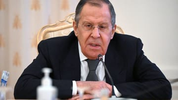 Sergej Lawrow: Seit Beginn des Krieges gegen die Ukraine im Februar behauptet der Kreml, man sei dem angegriffenen Land erst zuvor gekommen. (Quelle: IMAGO/Sergey Guneev) Sergej Lawrow: Seit Beginn des Krieges gegen die Ukraine im Februar behauptet der Kreml, man sei dem angegriffenen Land erst zuvor gekommen.