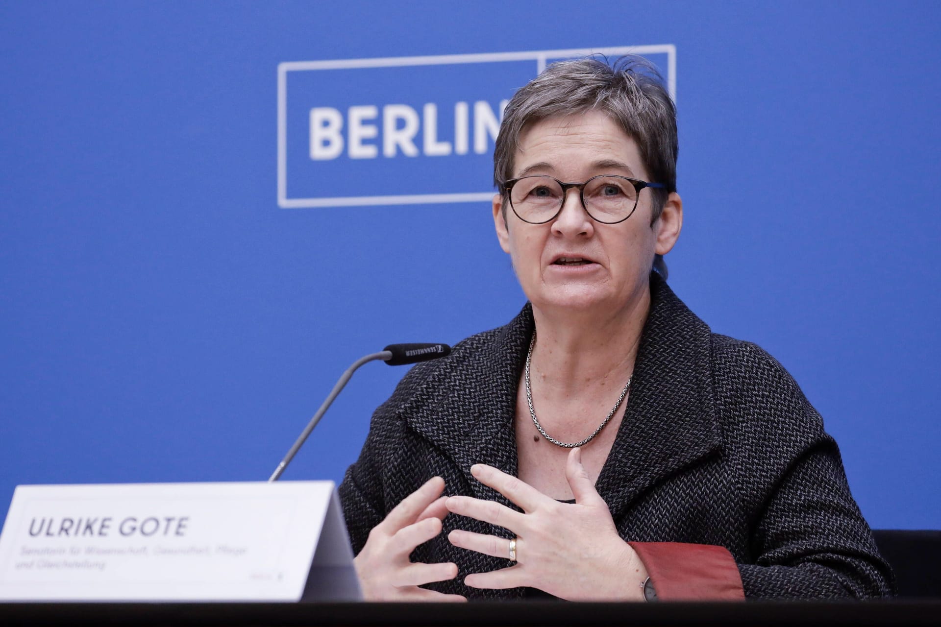 Ulrike Gote bei Pressekonferenz (Archivbild): Die Gesundheitssenatorin will im Ernstfall auch Betten für Erwachsene für Kinder bereitstellen.