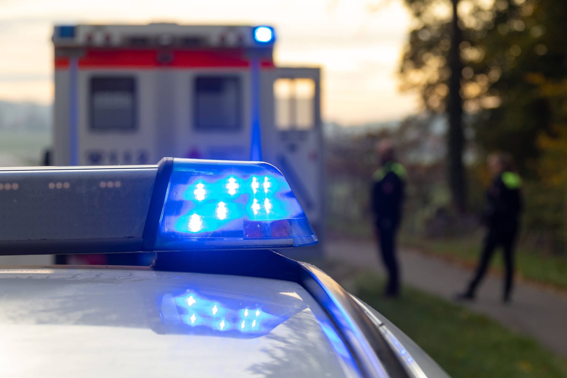 Polizei und Rettungswagen (Symbolbild): Der Leichnam und das Unfallauto wurden beschlagnahmt.