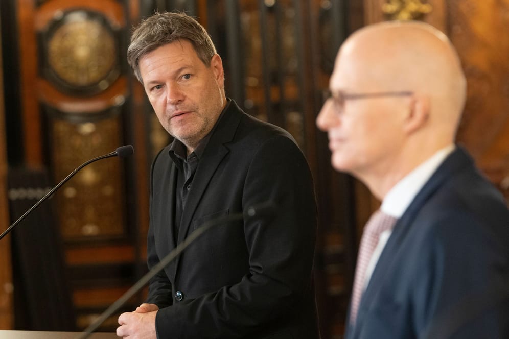 Hamburgs Bürgermeister Peter Tschentscher (SPD) und Wirtschaftsminister Robert Habeck (Grüne) bei einem Treffen im Hamburger Rathaus (Archivbild).