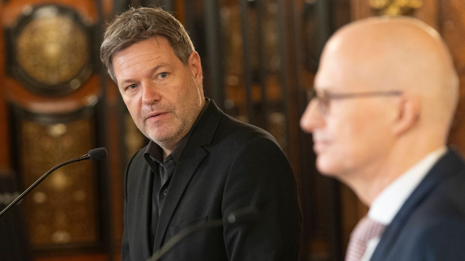 Hamburgs Bürgermeister Peter Tschentscher (SPD) und Wirtschaftsminister Robert Habeck (Grüne) bei einem Treffen im Hamburger Rathaus (Archivbild). Hamburgs Bürgermeister Peter Tschentscher (SPD) und Wirtschaftsminister Robert Habeck (Grüne) bei einem Treffen im Hamburger Rathaus (Archivbild).