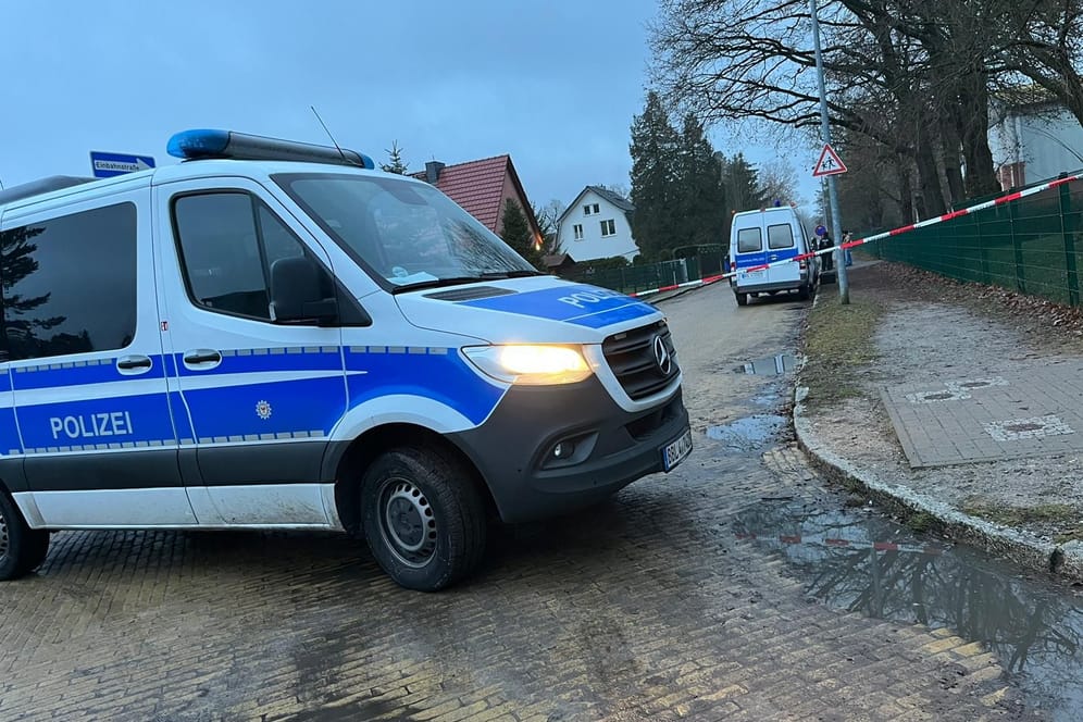 Einsatz an der Watenstädter Straße in Schöneiche bei Berlin. Der mutmaßliche Täter konnte offenbar wenig später gestellt werden.