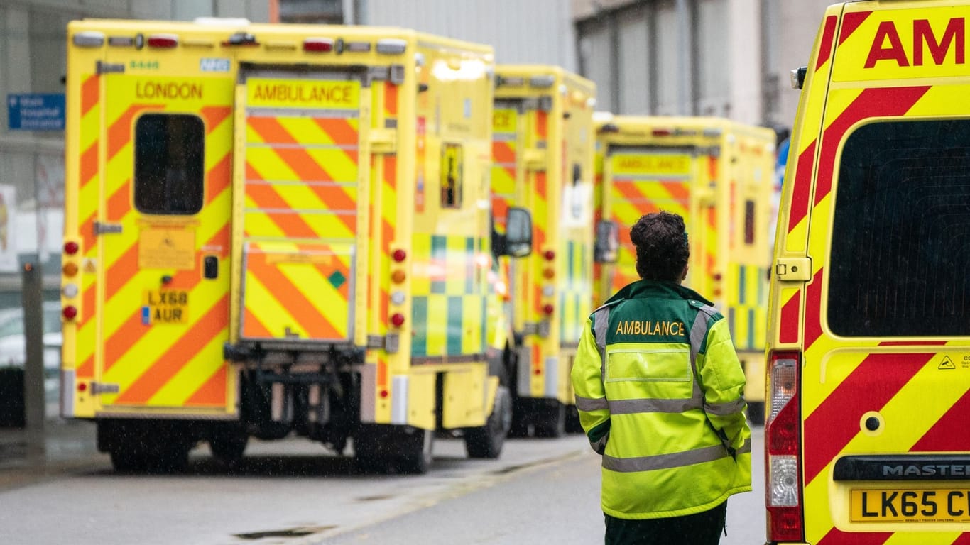 Eine Reihe von Krankenwagen vor einem Londoner Krankenhaus: "Wir haben ein dichtes Netz an Kliniken, in dem man sich die Bälle zuspielen kann", sagt Sebastian Casu im Interview.