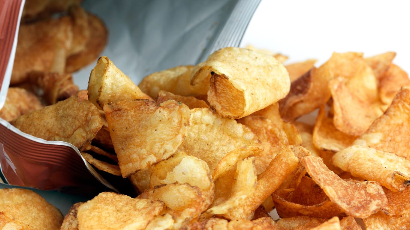 Kartoffelchips (Symbolbild): Mehrere Tonnen Chips beschäftigen derzeit die Polizei.