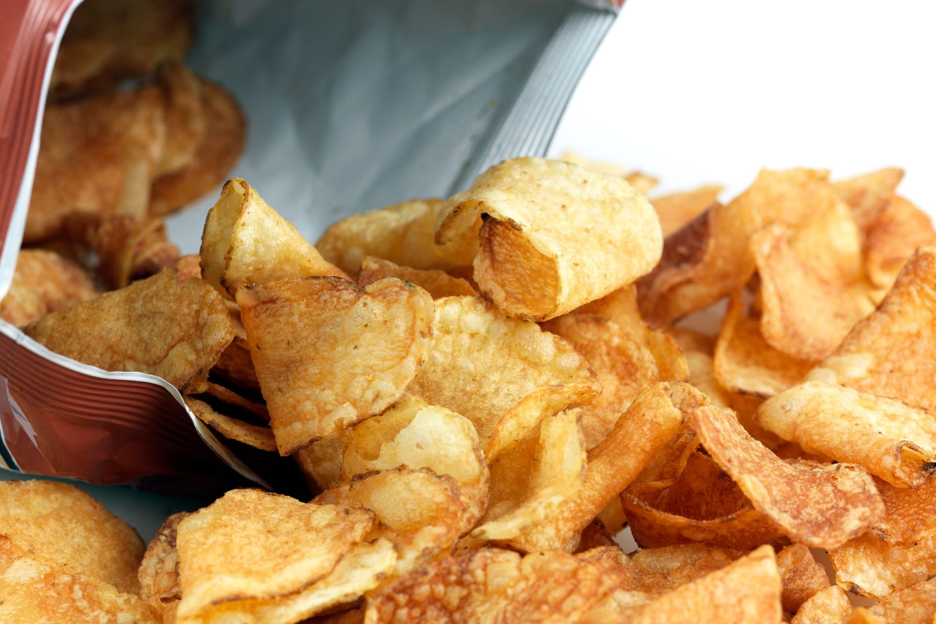 Kartoffelchips (Symbolbild): Mehrere Tonnen Chips beschäftigen derzeit die Polizei.