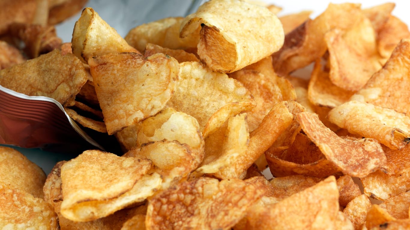 Kartoffelchips (Symbolbild): Mehrere Tonnen Chips beschäftigen derzeit die Polizei.