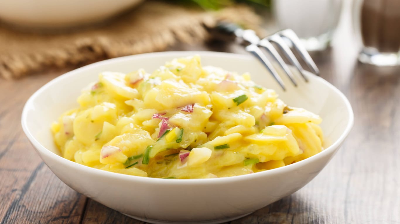 Kartoffelsalat mit Essig und Öl: Auch ohne Mayonnaise ein Genuss.