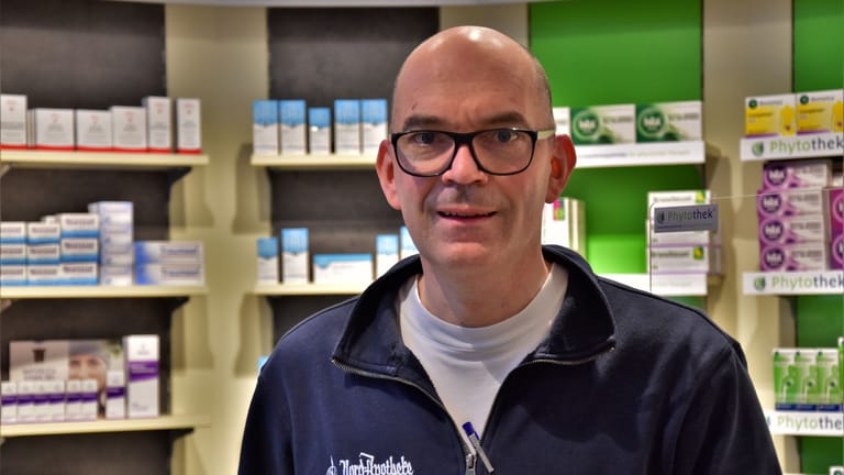 Apotheker Lutz Schehrer aus Hamburg: Er prangert die mangelhafte Versorgung mit Medikamenten in Deutschland an.