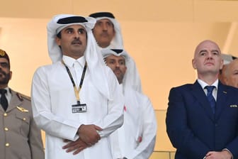 Scheich Tamim bin Hamad Al-Thani (l.) neben Fifa-Präsident Infantino: Dem Emir von Katar werden Aussagen des WM-Organisationschefs nicht gefallen haben.