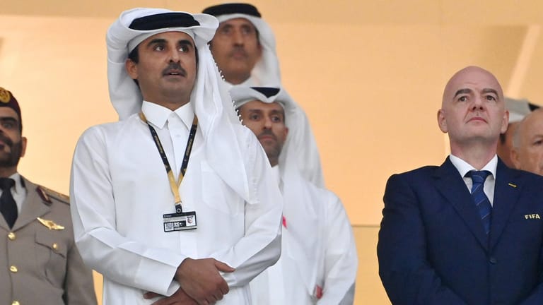 Scheich Tamim bin Hamad Al-Thani (l.) neben Fifa-Präsident Infantino: Dem Emir von Katar werden Aussagen des WM-Organisationschefs nicht gefallen haben.