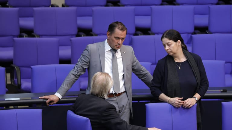 Birgit Malsack-Winkemann im Gespräch mit AfD-Chef Tino Chrupalla (Mitte): Die Partei wollte sie auch 2021 erneut in den Bundestag bringen.
