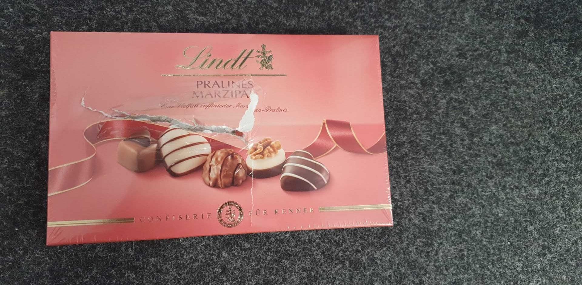 Eine Pralinenschachtel nach dem zweiten Filialbesuch des Außendienstes von Lindt: Auch die Schokoladen im Innern sind in Mitleidenschaft gezogen.