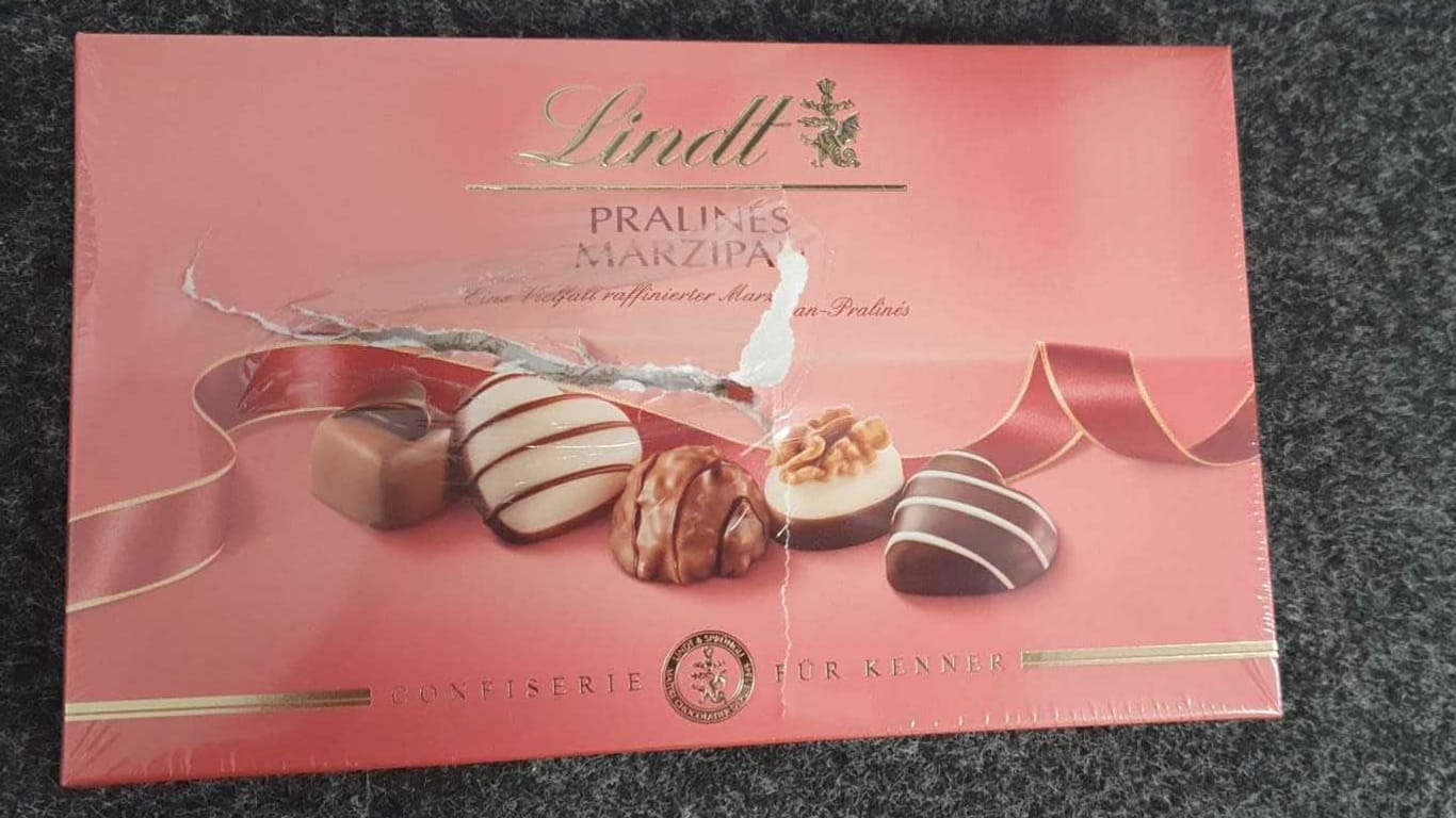 Eine Pralinenschachtel nach dem zweiten Filialbesuch des Außendienstes von Lindt: Auch die Schokoladen im Innern sind in Mitleidenschaft gezogen.