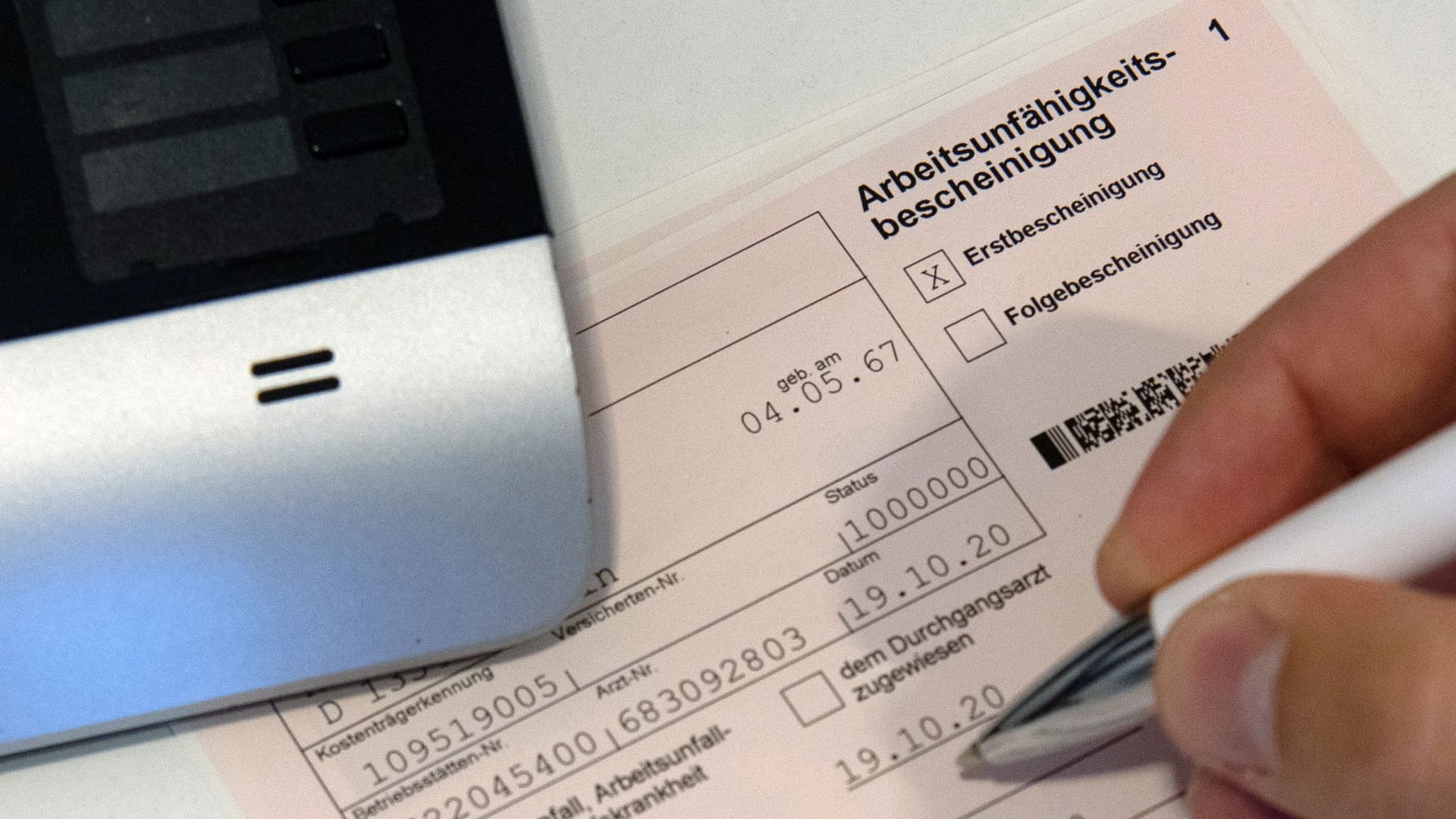 Arbeitsunfähigkeitsbescheinigung (Symbolbild): In der zweiten Dezemberwoche 2022 waren deutlich mehr AOK-Versicherte krank als die Jahre zuvor.