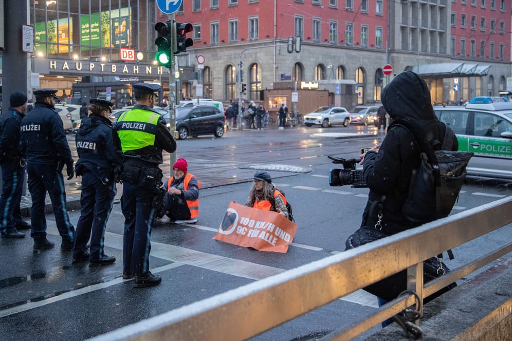 Eine Demonstration der "Letzten Generation" in München (Archivbild): Die Aktivisten könnten auch zu Schadensersatz verpflichtet werden.