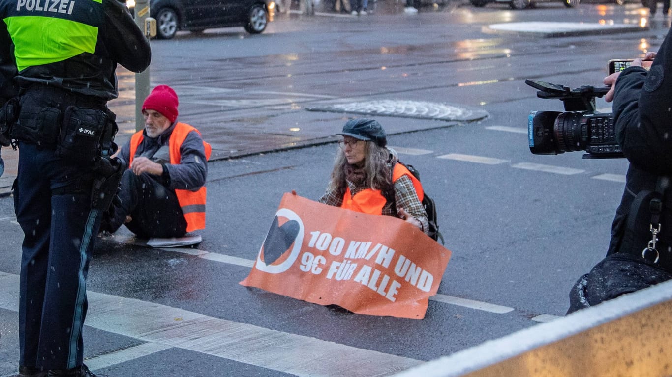 Eine Demonstration der "Letzten Generation" in München (Archivbild): Die Aktivisten könnten auch zu Schadensersatz verpflichtet werden.