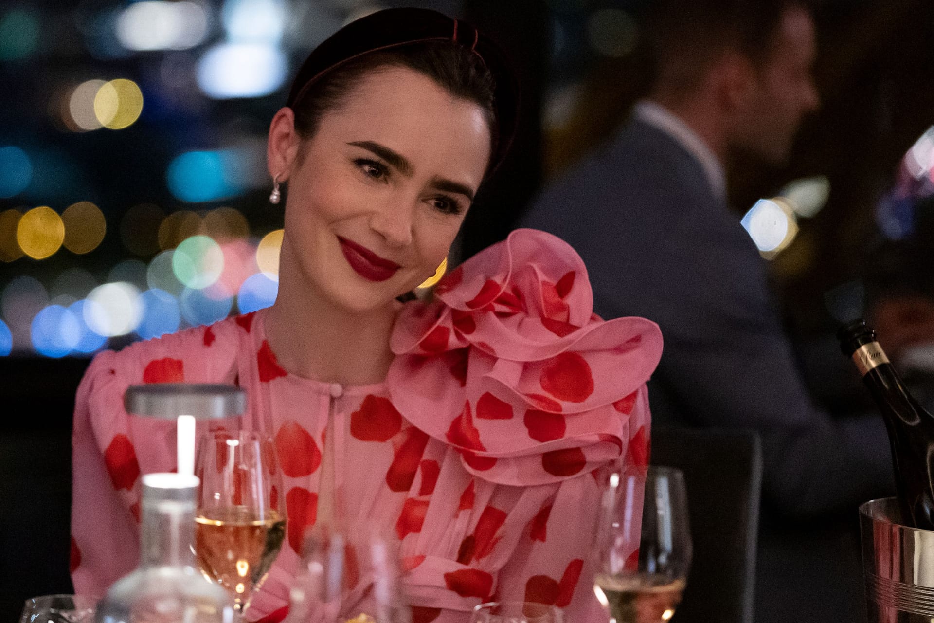 "Emily in Paris": Lily Collins spielt die Hauptrolle.