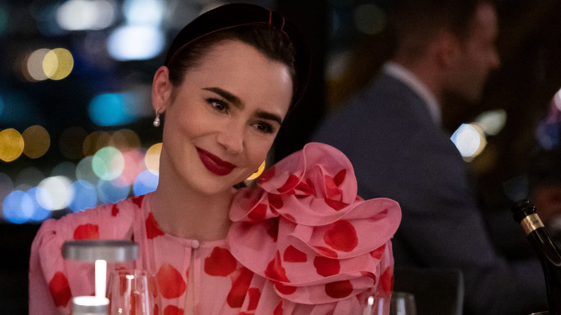 "Emily in Paris": Lily Collins spielt die Hauptrolle.