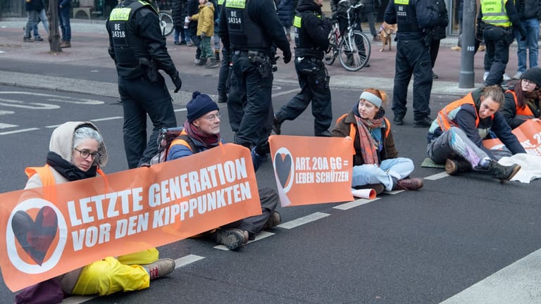 Protest der "Letzten Generation" in Berlin (Archiv): Den Aktivisten wird die Bildung oder Unterstützung einer kriminellen Vereinigung vorgeworfen.