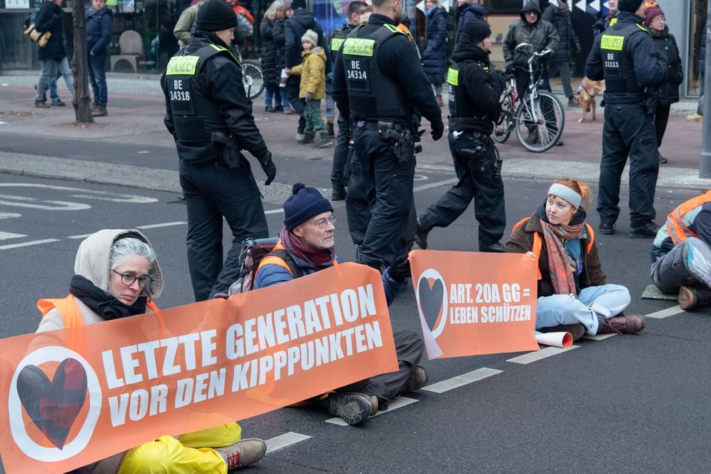 Protest der "Letzten Generation" in Berlin (Archiv): Den Aktivisten wird die Bildung oder Unterstützung einer kriminellen Vereinigung vorgeworfen.