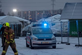 Fahrzeug der Polizei auf Gelände des Containerbahnhofes: Montagmorgen rückten 40 Einsatzkräfte aus, um den Brand in der Notunterkunft zu löschen.