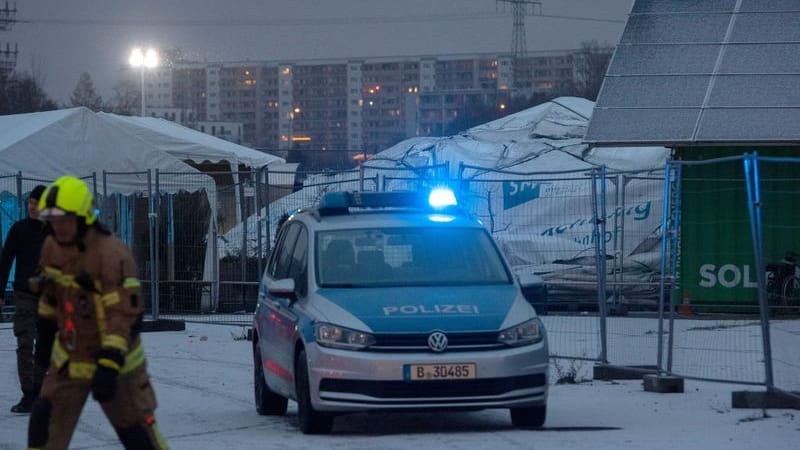 Fahrzeug der Polizei auf Gelände des Containerbahnhofes: Montagmorgen rückten 40 Einsatzkräfte aus, um den Brand in der Notunterkunft zu löschen. Fahrzeug der Polizei auf Gelände des Containerbahnhofes: Montagmorgen rückten 40 Einsatzkräfte aus, um den Brand in der Notunterkunft zu löschen.