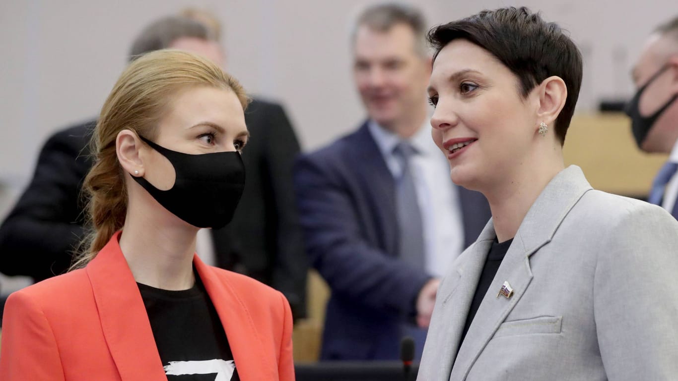 Maria Butina (links, Archivbild): Die Ex-Agentin sitzt mittlerweile als Abgeordnete in der Duma.
