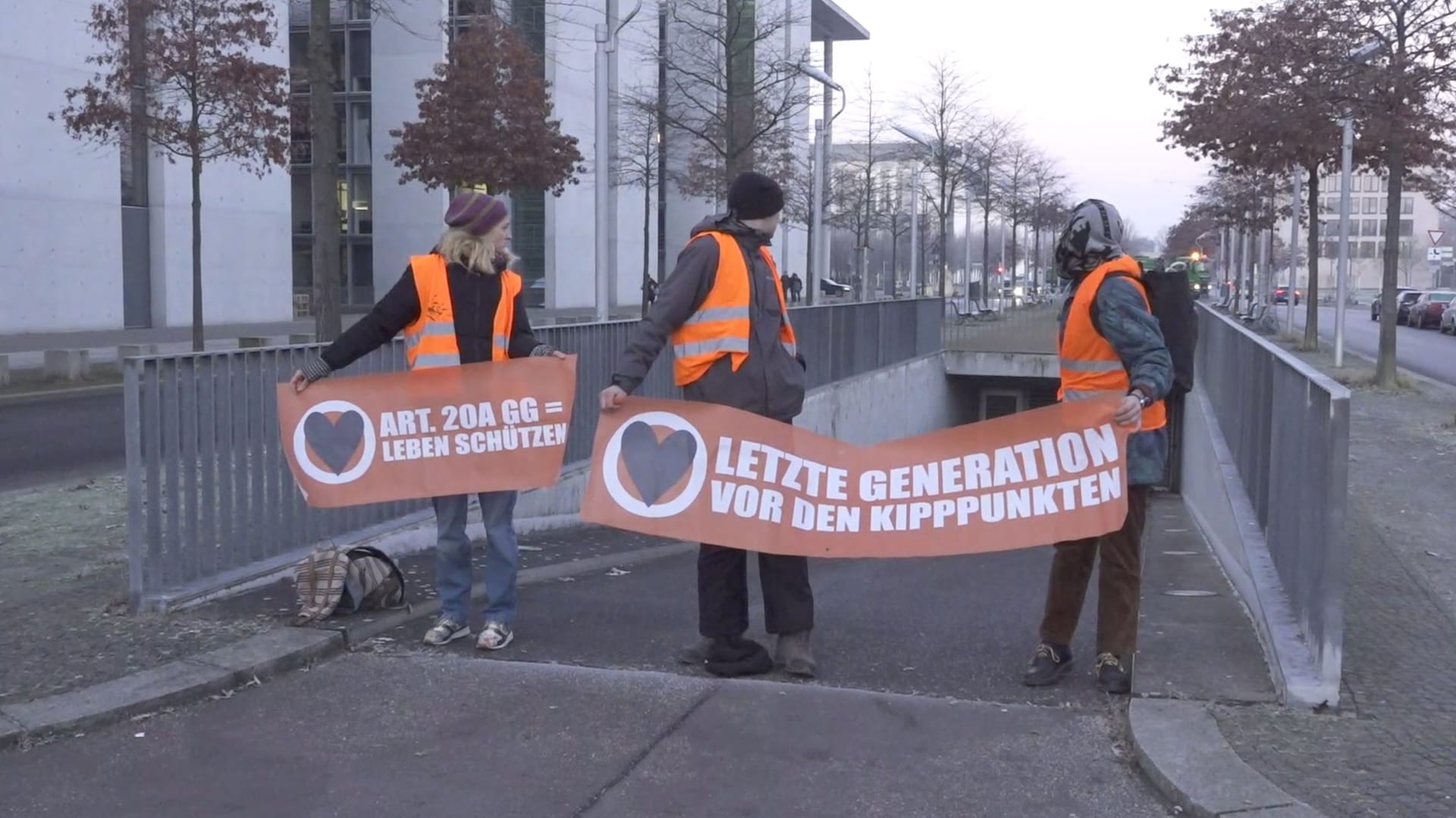 Aktivisten am Bundestag: Später klebten sich die Personen auch fest.