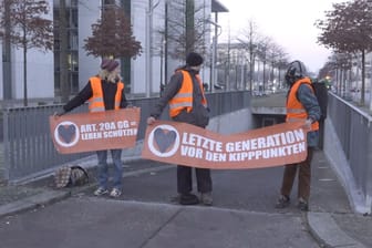 Aktivisten am Bundestag: Später klebten sich die Personen auch fest.
