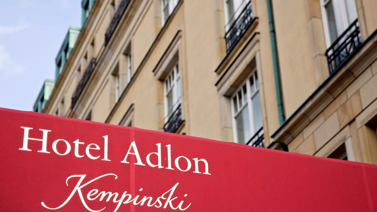 Schriftzug Hotel Adlon Kempinski am Eingang (Archivbild): Namenserbe Felix Adlon erhofft sich mit der Klage zumindest "materielle Gerechtigkeit".