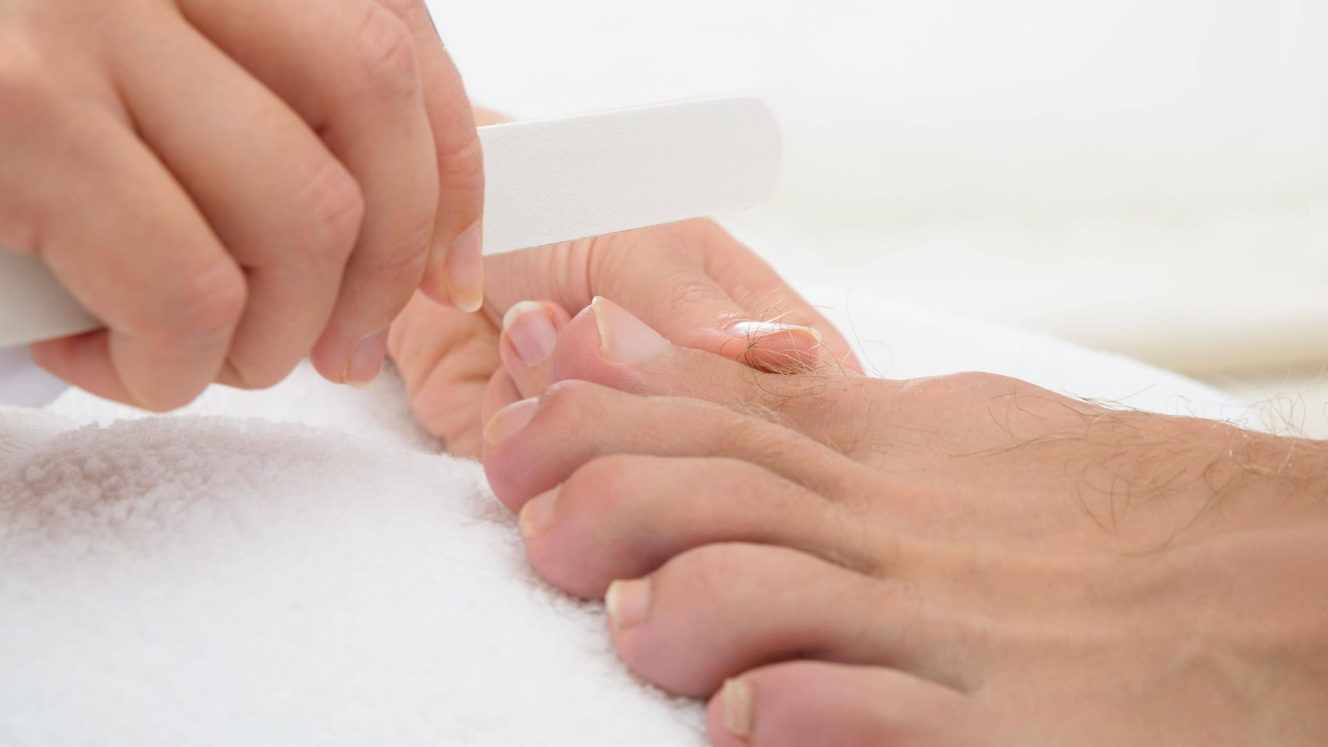 Wenn Sie unter Nagelpilz leiden, sollten Sie regelmäßig die Handtücher wechseln