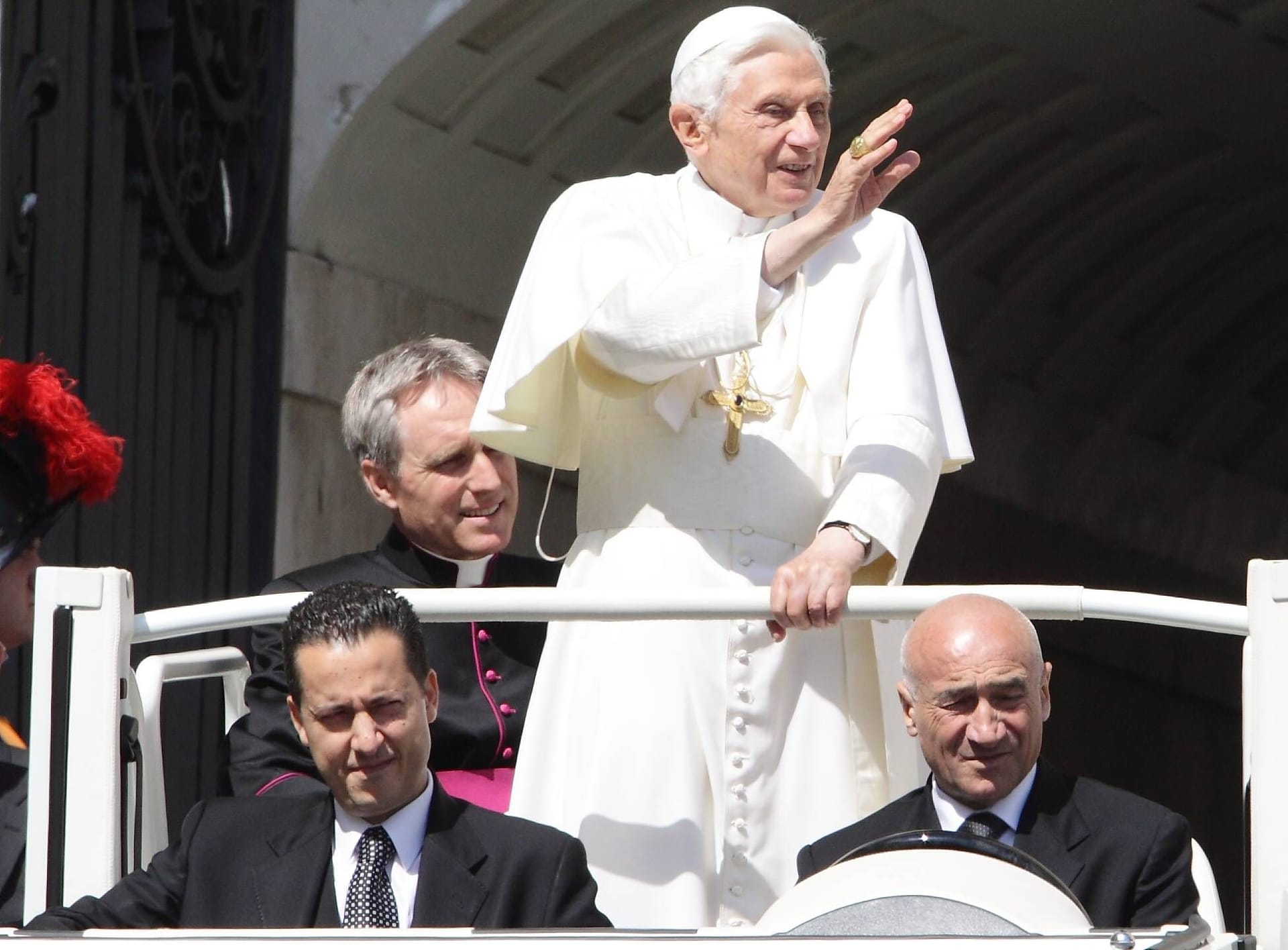 Paolo Gabriele, links unten im Bild: Er brachte Papst Benedikt in Bedrängnis.