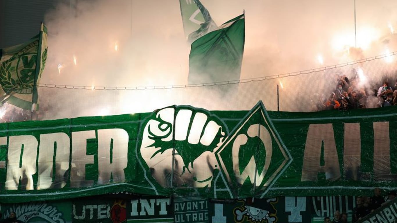 Werder-Fans zünden Pyrotechnik: Das kostet den Verein nun 25.000 Euro.