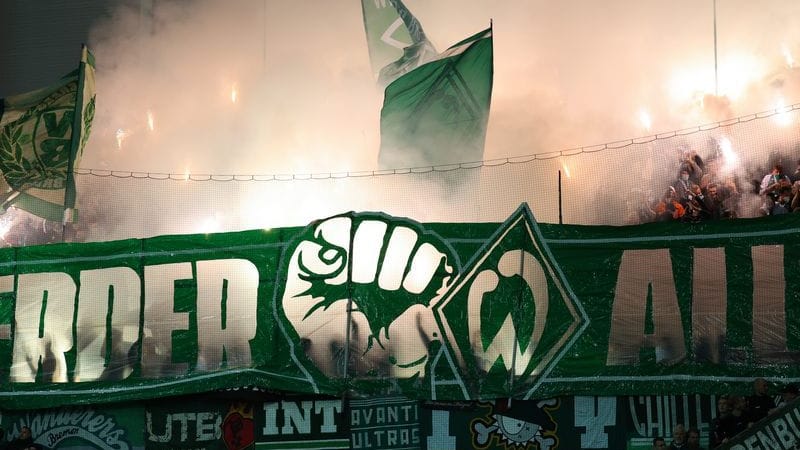 Werder-Fans zünden Pyrotechnik: Das kostet den Verein nun 25.000 Euro.