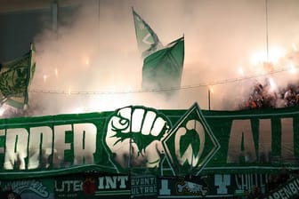 Werder-Fans zünden Pyrotechnik: Das kostet den Verein nun 25.000 Euro.