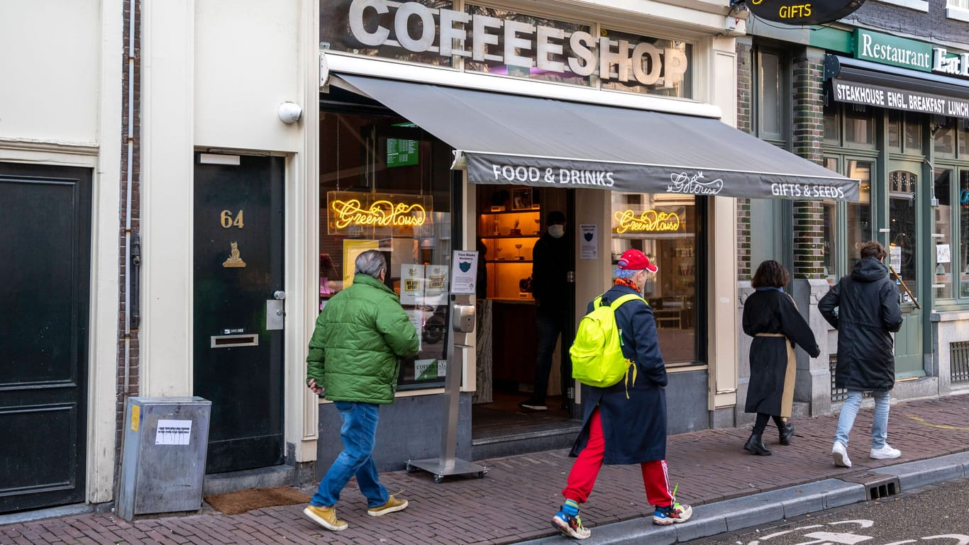 Ein Coffeeshop in Amsterdam: Eine "Entmutigungskampagne" soll internationale Touristen ins Visier nehmen, die sich in der Hauptstadt "austoben wollen".