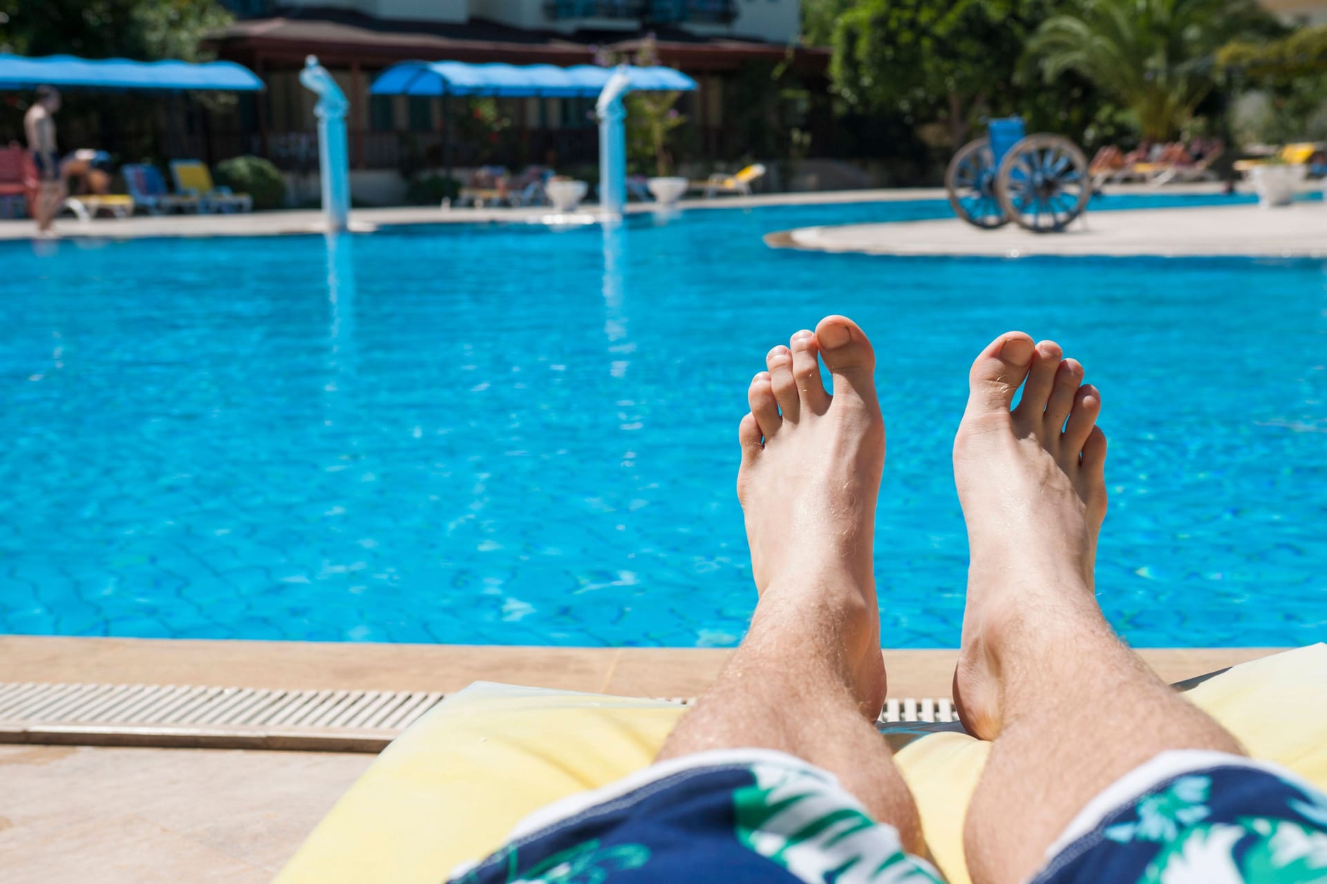 Im Schwimmbad sollten Sie nicht auf Badeschlappen verzichten, um Nagelpilz vorzubeugen.