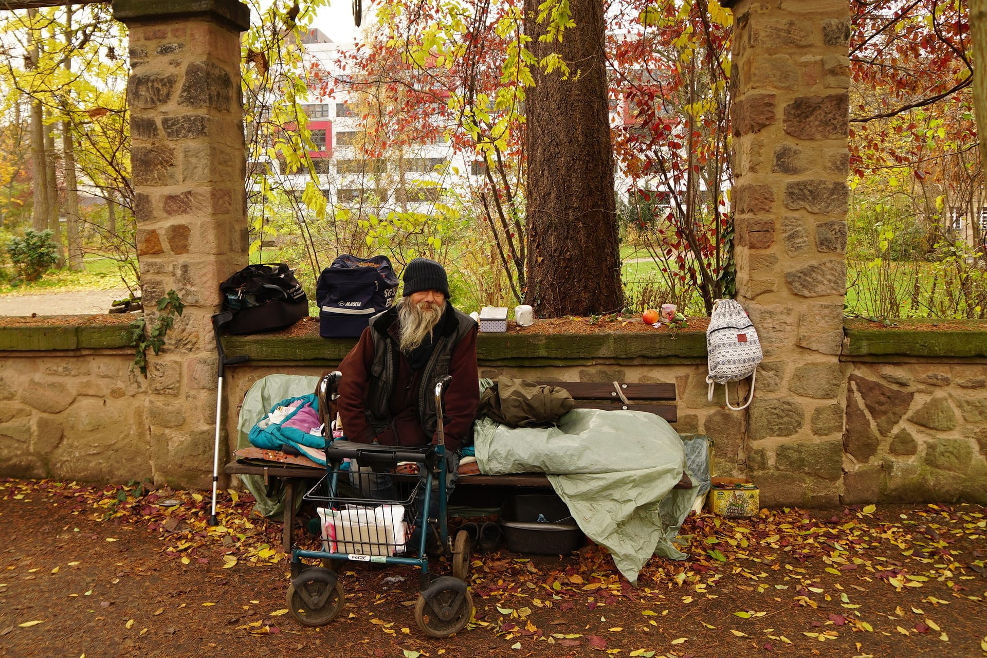 Wolfie hat seinen Platz im Stadtpark bei der Auferstehungskirche. Er gilt als der "letzte Obdachlose" in Fürth.