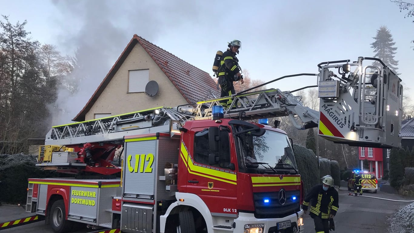 Feuerwehreinsatz in Benninghofen: Ein Flachdach eines Anbaus fing Feuer.