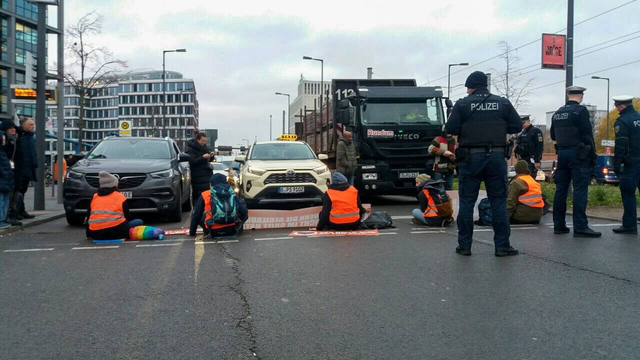 Blockade der Letzten Generation in Berlin (Archivbild): Die Aktivisten setzen ihren Protest fort.