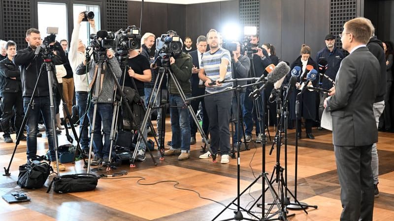 Generalbundesanwalt Peter Frank bei einem Pressestatement zur Razzia: Die Debatte um "Reichsbürger" ist noch lange nicht abgeschlossen.